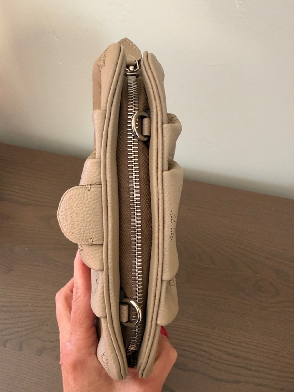 Louis Vuitton Scala Mini Pouch in Taupe Mahina Leather with Strap - Brand New - Picture 4 of 6